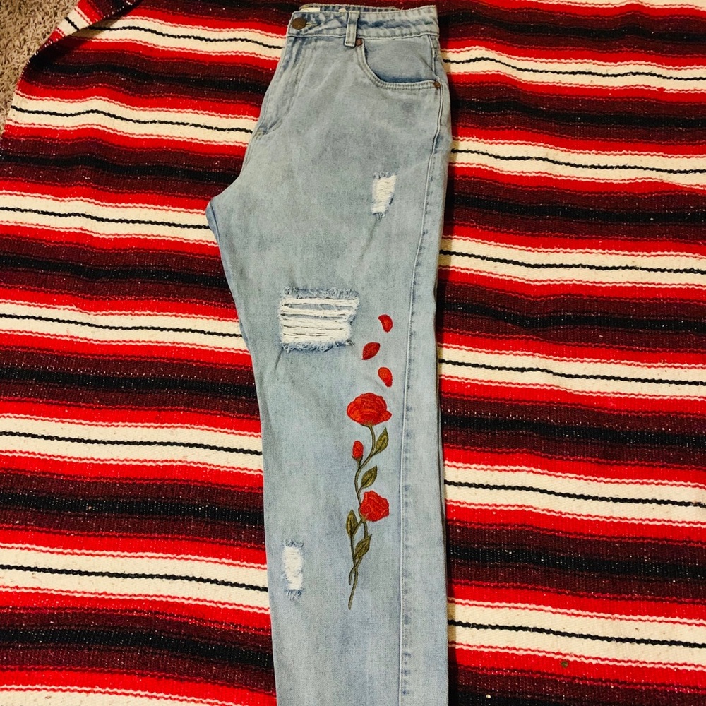 Rose Embroidered 90’s Mom Jean